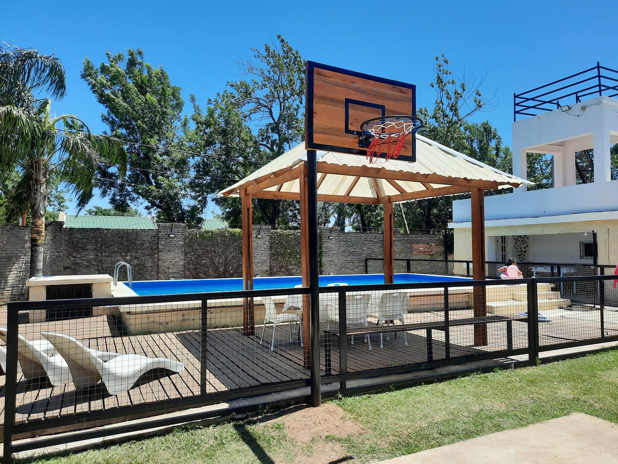 Pileta de natación totalmente cercada para seguridad de los chicos.
